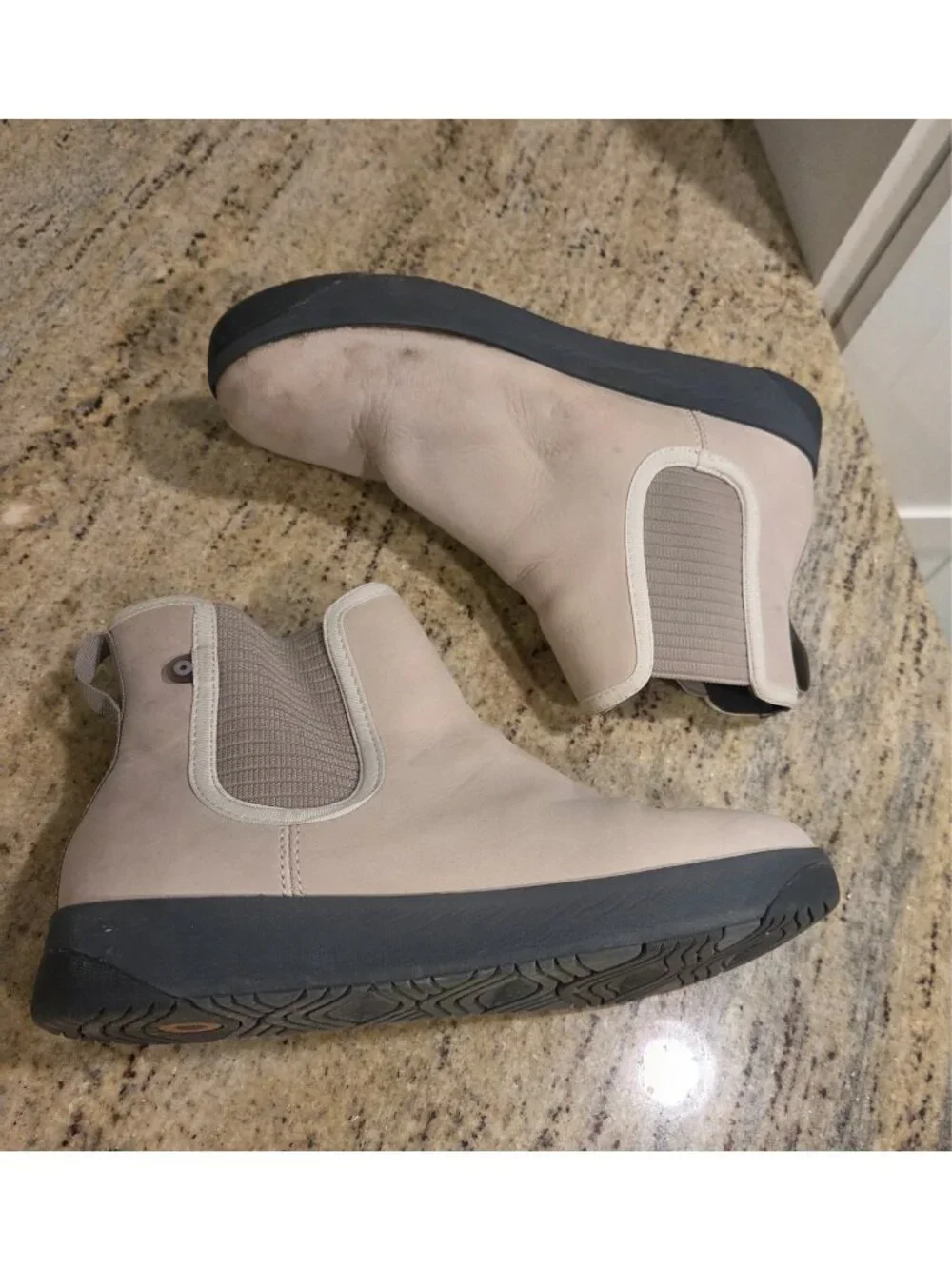 Bogs Kicker Chelsea Boot Women Size 9 Oatmeal Beige Leather Booties 72777-279